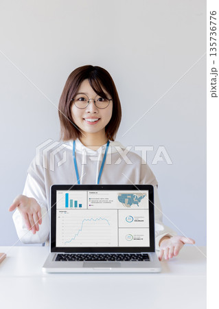 ノートパソコンで紹介する IT系学生 ノートパソコンで紹介する IT系学生 135736776