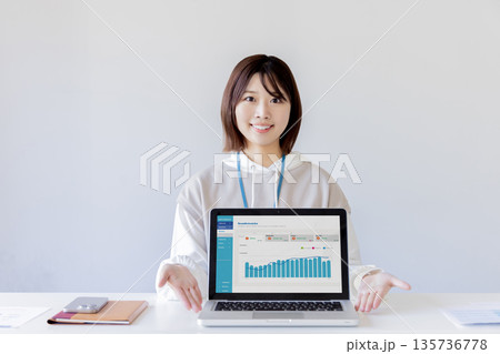 ノートパソコンで紹介する IT系学生 ノートパソコンで紹介する IT系学生 135736778