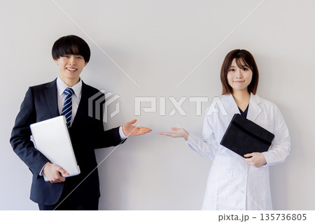 ビジネス　病院　医師　研究　MR 135736805