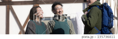 田舎で民宿やペンションを家族経営している接客や受付、チェックインの案内する夫婦と登山者 バナー 田舎で民宿やペンションを家族経営している接客や受付、チェックインの案内する夫婦と登山者 バナー 135736811