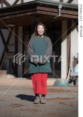 地方移住で田舎で民宿やペンション、カフェを家族経営している女性のイメージ全身　カメラ目線 135736822