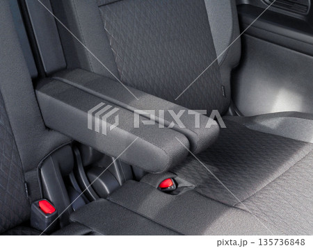 乗用車の後部座席にあるセンターアームレスト 乗用車の後部座席にあるセンターアームレスト 135736848