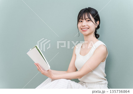 家で読書をする若いアジア人女性（教養,読書習慣,隙間時間,文学） 135736864