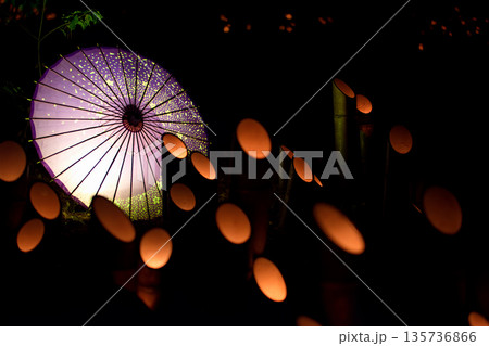和傘のライトアップと竹灯籠の幻想的な灯り（右側にコピースペース） 135736866