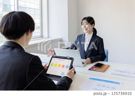 会議室でミーティングをするビジネスパーソン 会議室でミーティングをするビジネスパーソン 135736910