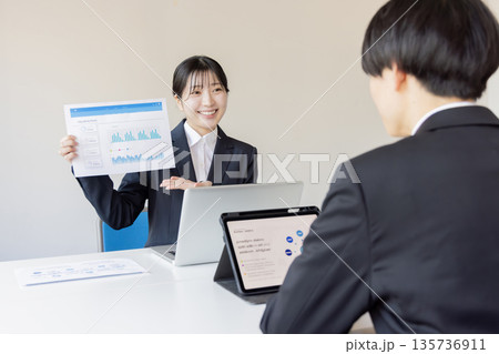 会議室でミーティングをするビジネスパーソン 会議室でミーティングをするビジネスパーソン 135736911