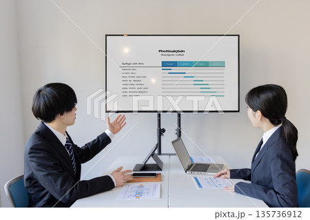 会議室でミーティングをするビジネスパーソン 会議室でミーティングをするビジネスパーソン 135736912