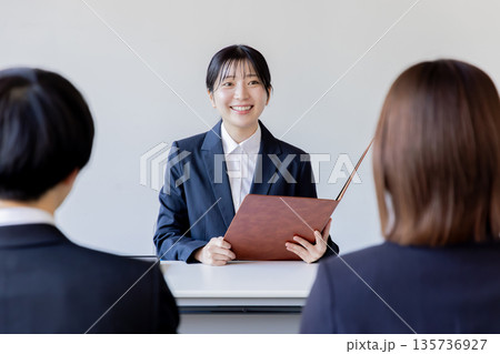 営業するビジネスウーマン 135736927