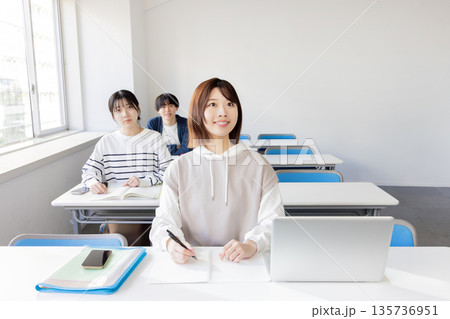 教室で授業を受ける大学生 教室で授業を受ける大学生 135736951