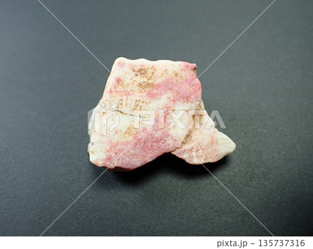 辰砂を含有した石灰岩 135737316