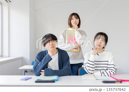 教室で悩む学生 教室で悩む学生 135737642
