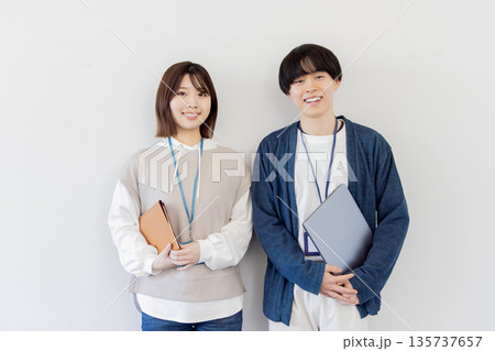 オフィスの若い男女のエンジニア オフィスの若い男女のエンジニア 135737657