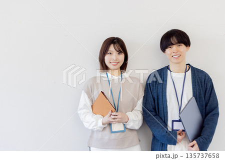 オフィスの若い男女のエンジニア オフィスの若い男女のエンジニア 135737658
