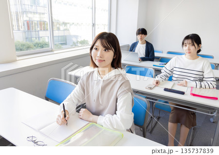 教室で授業を受ける大学生 教室で授業を受ける大学生 135737839