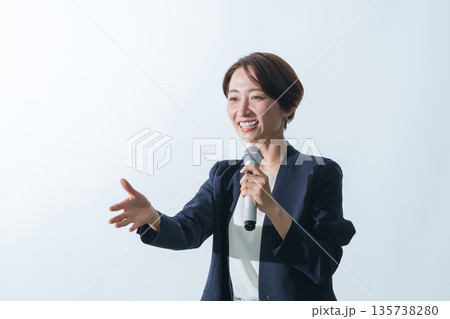 セミナーでスピーチをするビジネスマン女性 135738280