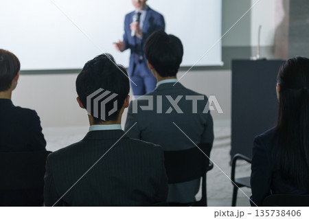 セミナーでスピーチをするビジネスマン男性 セミナーでスピーチをするビジネスマン男性 135738406