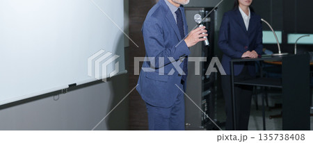 セミナーでスピーチをするビジネスマン男性 135738408