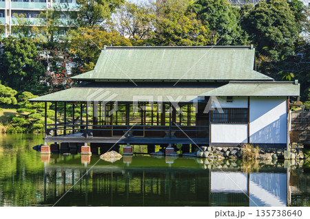 東京都　江東区　清澄庭園　大泉水　数寄屋造りの涼亭　秋の風景　都指定名勝 135738640