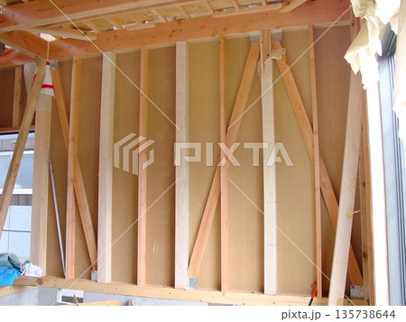 建築中　筋交い　柱 135738644