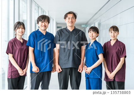 スクラブを着た医師・介護士・整体師の男女 スクラブを着た医師・介護士・整体師の男女 135738803