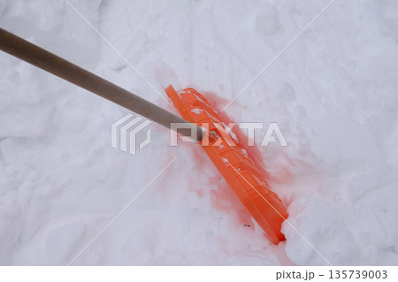 スコップ、除雪、雪、雪かき、冬、積雪、雪国、冬景色、冬、北海道、道具、ホワイト、屋外、排雪、自然、真 135739003