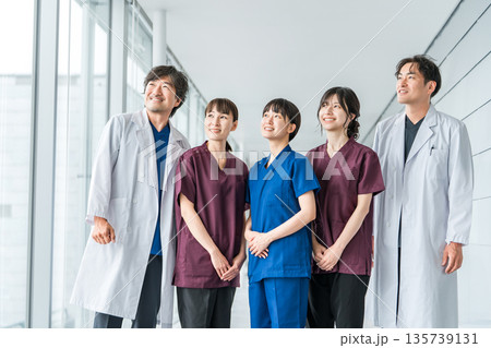 スクラブ姿の医療従事者,医療スタッフ,看護師の女性と白衣姿の男性医師 スクラブ姿の医療従事者,医療スタッフ,看護師の女性と白衣姿の男性医師 135739131