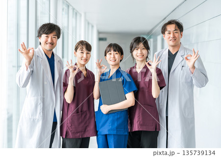 スクラブ姿の医療従事者,医療スタッフ,看護師の女性と白衣姿の男性医師 135739134