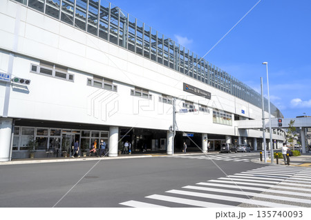 横浜市の都市風景　星川駅 135740093