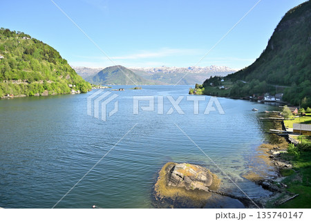 フィクセスンドフィヨルドとハダンゲルフィヨルドの合流点の風景 135740147