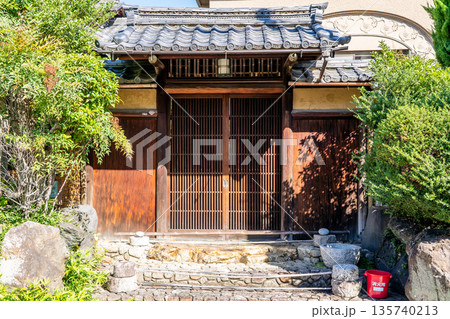 岐美家住宅（みちよしけ住宅）昭和初期の住宅建築　格子戸の表門　有形文化財　京都市北区小山西大野町 135740213