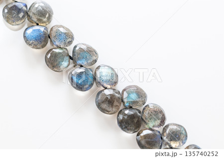 ラブラドライトの青い輝きを持つ天然石ビーズ素材 135740252