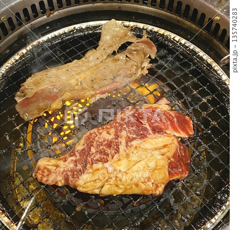 網の上で焼く　焼肉 135740283