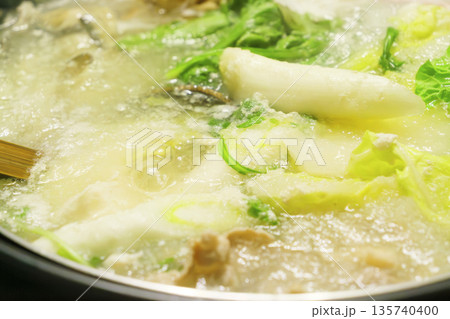 湯気立ちのぼる冬の鍋料理 家庭的で温かい和食 湯気立ちのぼる冬の鍋料理 家庭的で温かい和食 135740400
