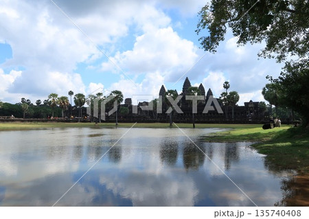 水面に映るアンコールワット 135740408