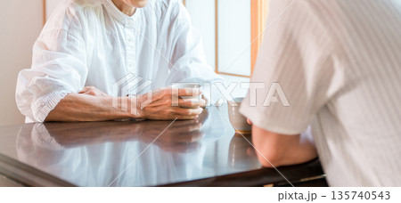 新緑の見える和室でお茶を飲むシニア夫婦(お茶の時間,旅館,和室,居間) 新緑の見える和室でお茶を飲むシニア夫婦(お茶の時間,旅館,和室,居間) 135740543