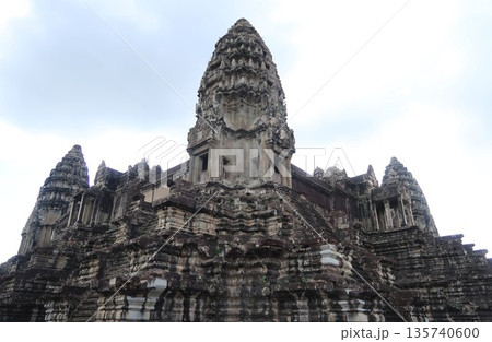 アンコールワットの仏塔を見上げる 135740600