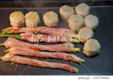 ホットプレートで焼くアスパラベーコン ホットプレートで焼くアスパラベーコン 135740687