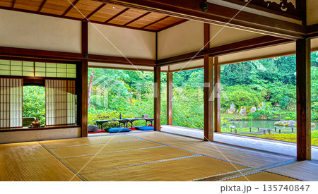 京都の和室から眺める美しい日本庭園 京都の和室から眺める美しい日本庭園 135740847