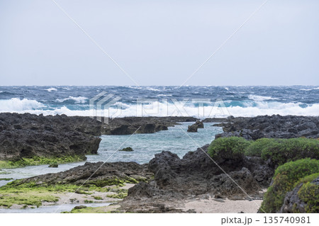 鹿児島県喜界島 JAC3830便事故当日の荒れた海と珊瑚礁の海岸(記録資料・コピースペース) 鹿児島県喜界島 JAC3830便事故当日の荒れた海と珊瑚礁の海岸(記録資料・コピースペース) 135740981
