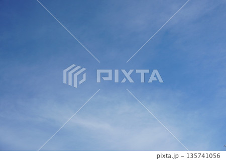 青空に浮かぶ雲 135741056