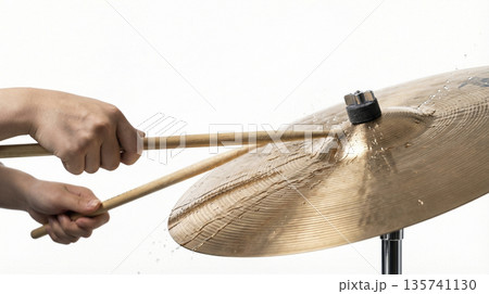 シンバルを叩く瞬間の迫力（飛沫が散るクローズアップ） 135741130