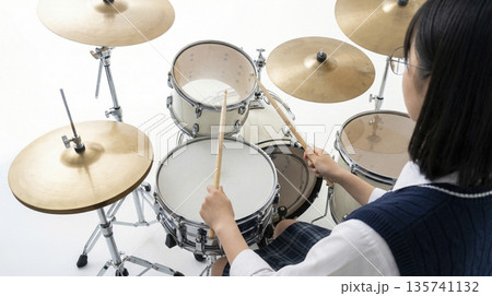 俯瞰で見るドラムセットと演奏する女子高生（トップビュー） 135741132