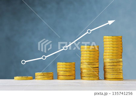 ネガティブな背景に借金などのお金が増えていく状況をイメージした静止画像 ネガティブな背景に借金などのお金が増えていく状況をイメージした静止画像 135741256