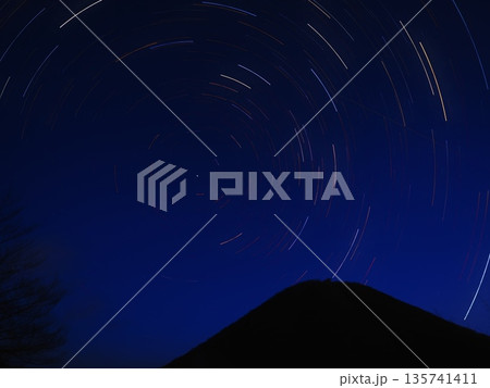 夜明け頃の星の軌跡と榛名富士(afp2・20260121044857) 夜明け頃の星の軌跡と榛名富士(afp2・20260121044857) 135741411