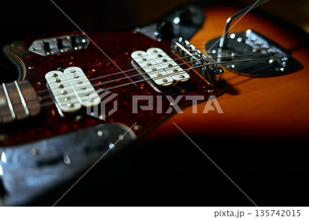 ロックもジャズも!使いこんだエレキギター ロックもジャズも!使いこんだエレキギター 135742015