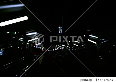 深夜だれもいなくなった路面電車の駅 135742023