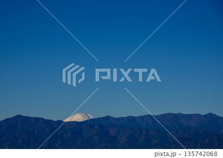 雪化粧した12月の富士山と快晴の空 雪化粧した12月の富士山と快晴の空 135742068