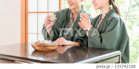 庭の景色が見える旅館の和室でお茶を飲む浴衣姿のカップル,夫婦 庭の景色が見える旅館の和室でお茶を飲む浴衣姿のカップル,夫婦 135742198