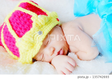 王冠をかぶって眠る生後17日の男の赤ちゃん 135742693