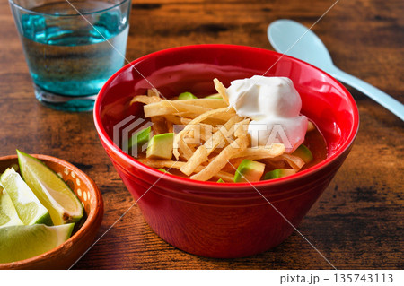 ソパ・デ・トルティージャ（ソパ・アステカ）（メキシコ料理） 135743113